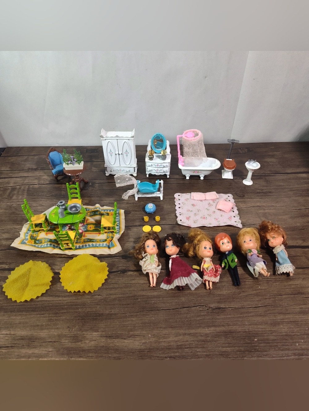 Vintage 1980’s Mattel The Littles Metal Die-Cast Doll House Furniture & Dolls